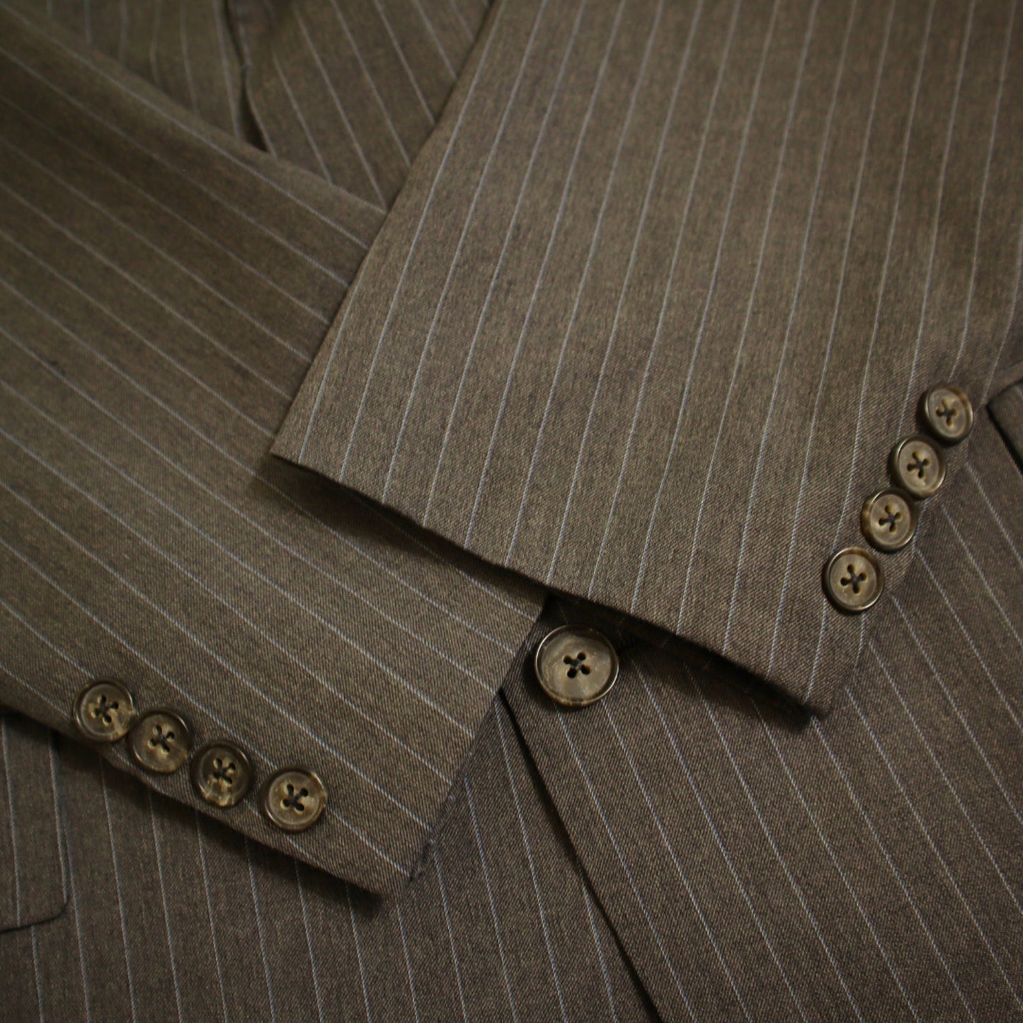 Burberrys 2 Piece Suit 42L Gray Pinstripe Super 100s Wool Pleated 3 Button