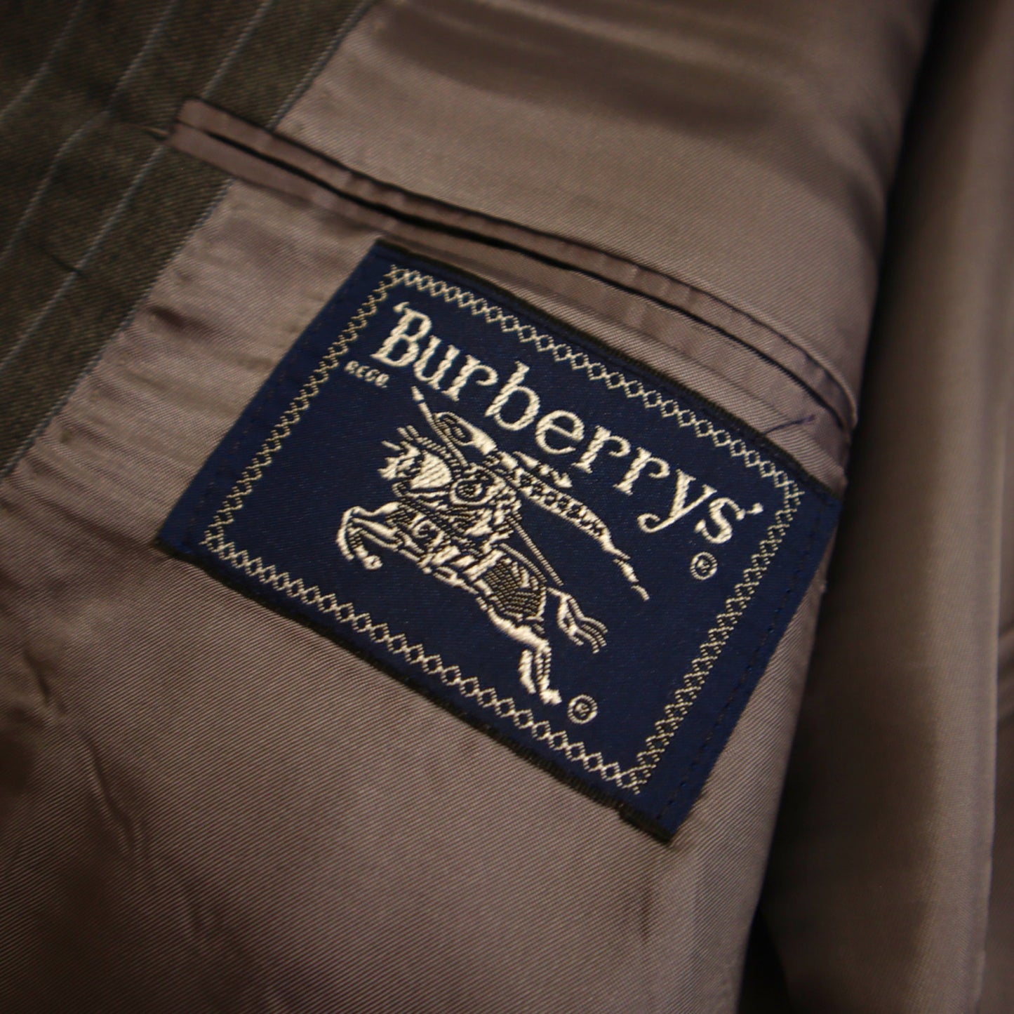 Burberrys 2 Piece Suit 42L Gray Pinstripe Super 100s Wool Pleated 3 Button